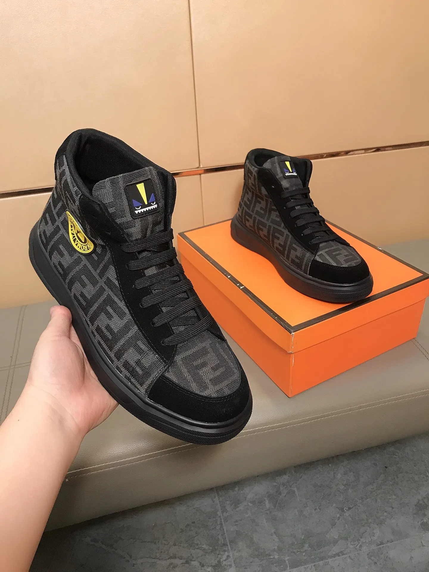 Men's shoes 240 🥾🥾↔️↔️[fendi] Fendi classic and comfortable men's high-top casual shoes, the upper is made of nubuck leather with brand printed fabrics, sheepskin feet, and rubber wear-resistant outsole. This unique style is suitable for all seasons, casual and refined sensibility, comfortable and natural on the feet. It is an everyday style for casual travel in autumn and winter! Code number: 38-44